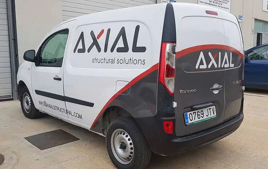 Furgoneta Axial con rótulos