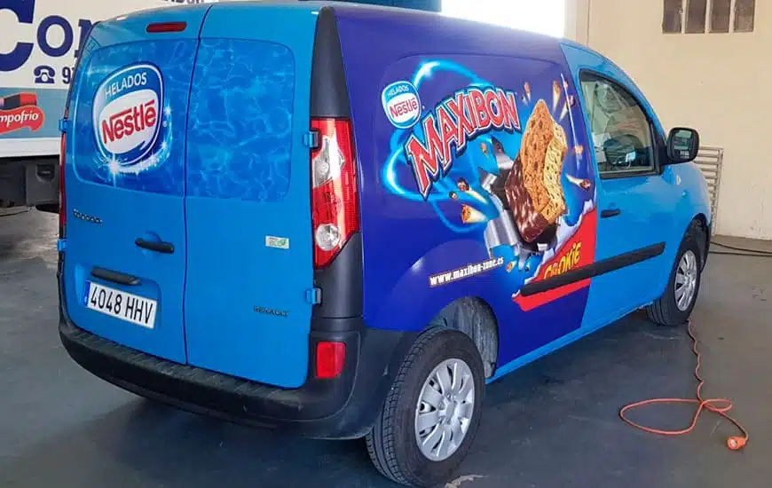 Furgoneta Nestlé rotulada
