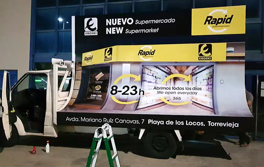 Camión con valla publicitaria móvil