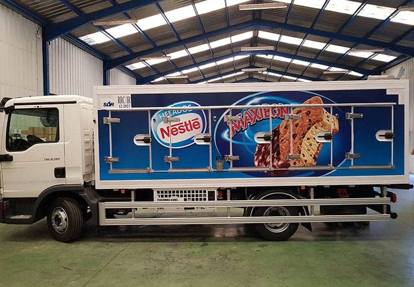 Camión Nestlé rotulado