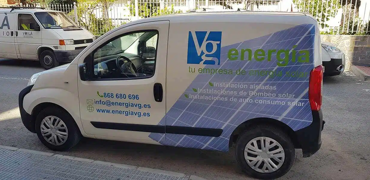 Furgoneta empresa energía solar rotulada