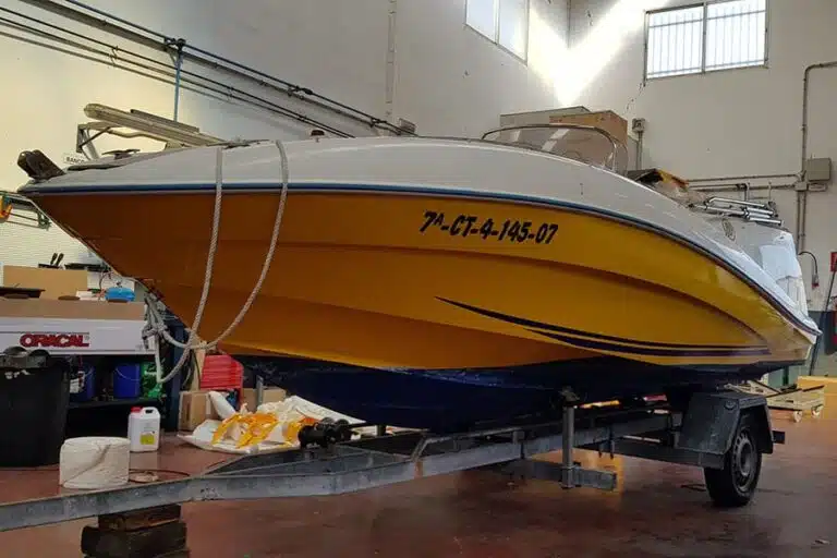 Barco terminado de instalar vinilo de fundición