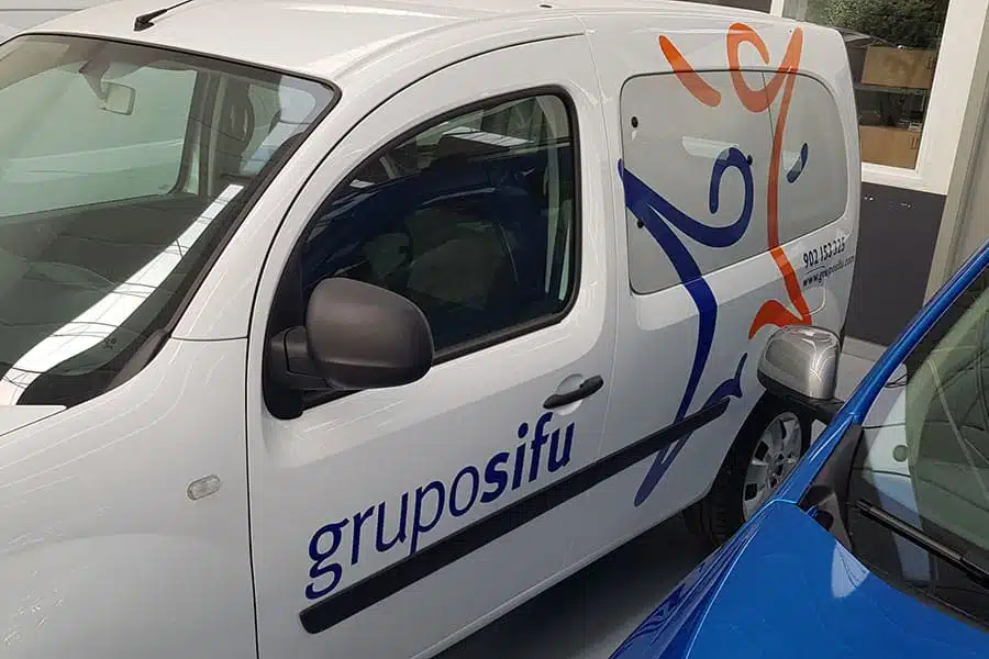 Furgoneta Grupo Sifu con vinilo microperforado en lado izquierdo