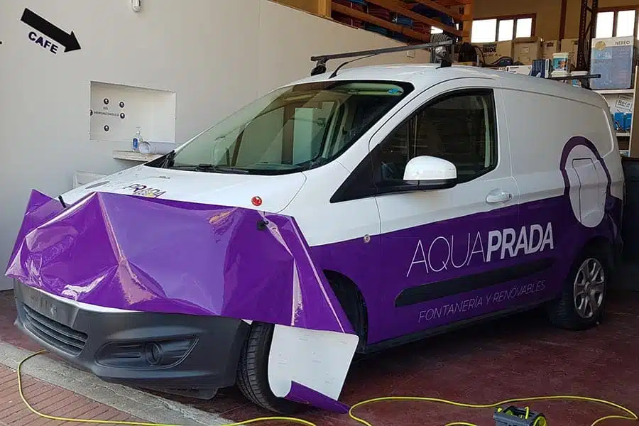 Instalación de rotulación semi integral en coche