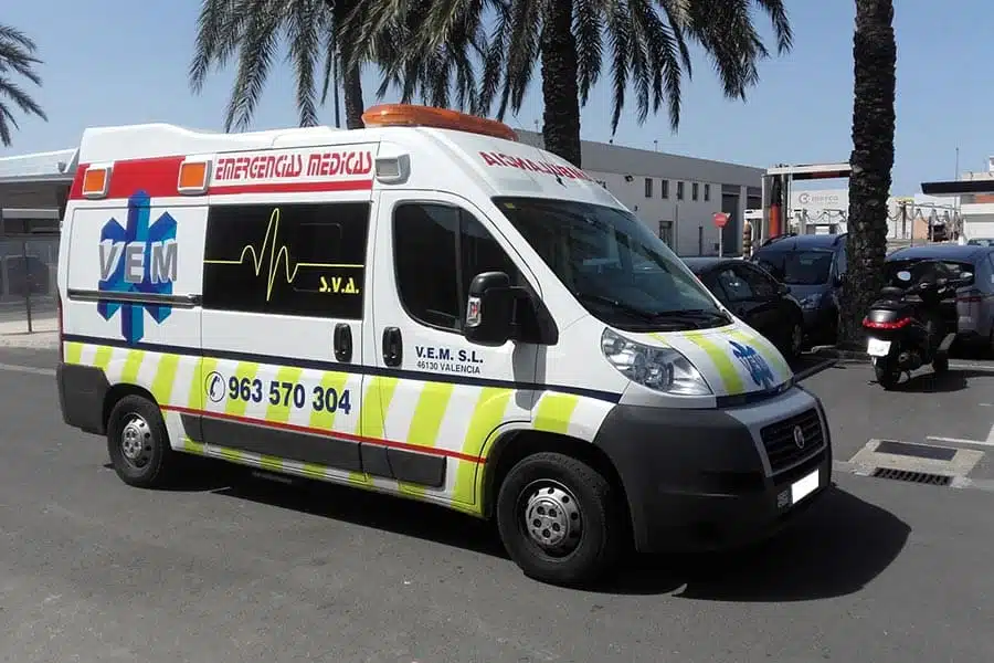 Ambulancia con rotulación parcial