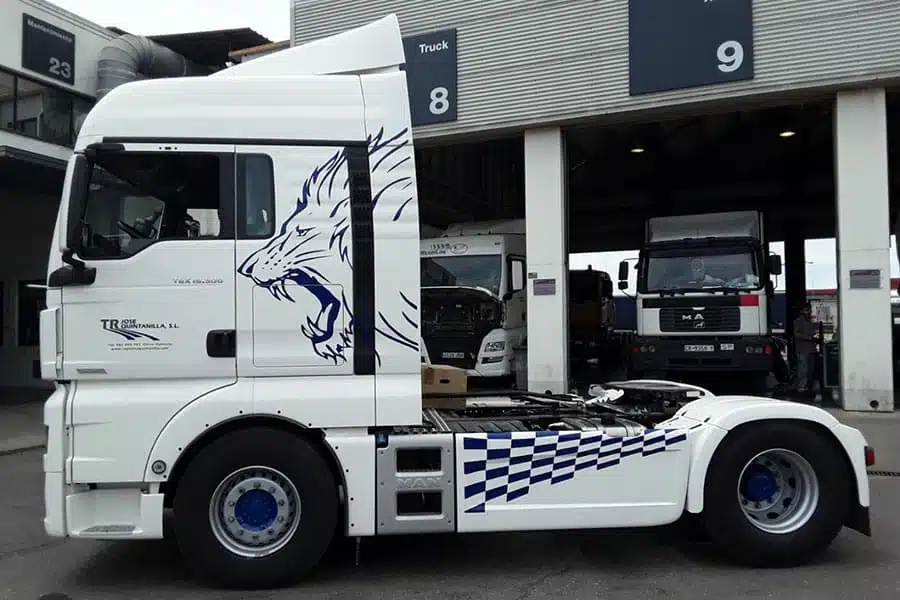 Camión rotulado parcialmente