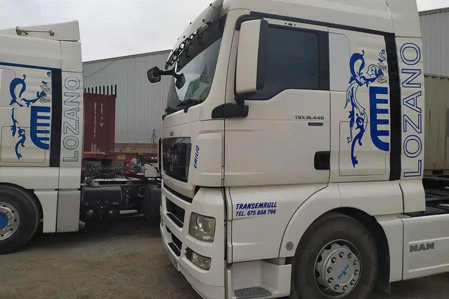 Camión con rotulación parcial