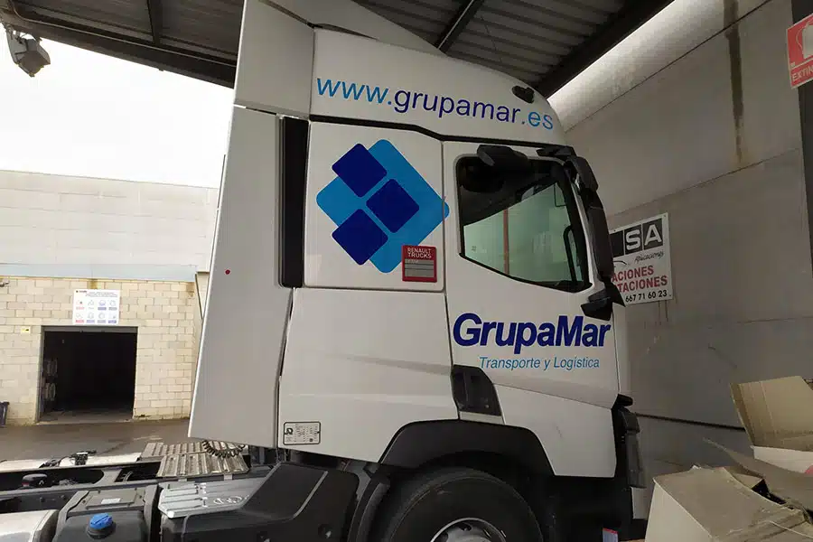 Rotulación parcial camión Grupamar