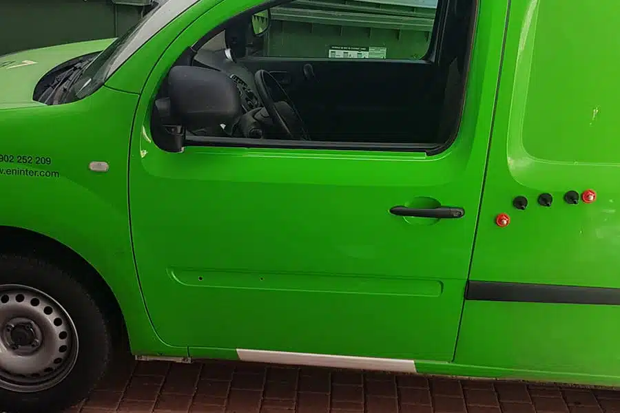 Preparando puerta de furgoneta para rotulación parcial