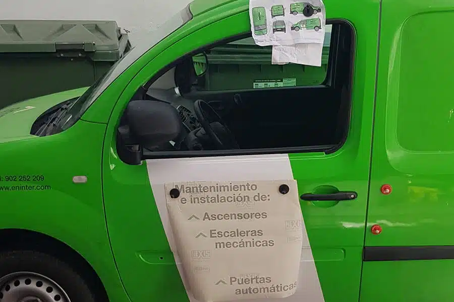 Haciendo rotulación parcial en puerta de furgoneta de Eninter