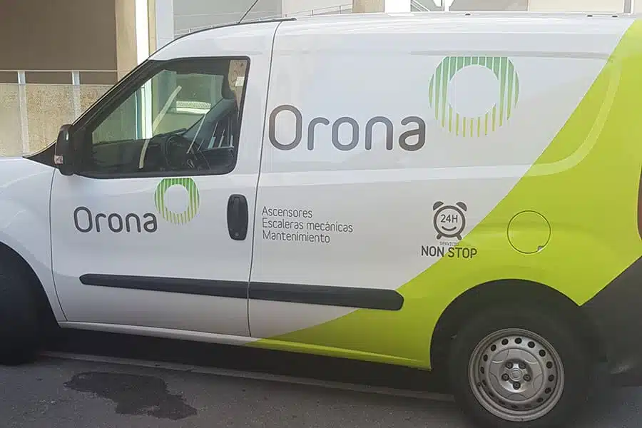 Lateral de furgoneta rotulada parcialmente