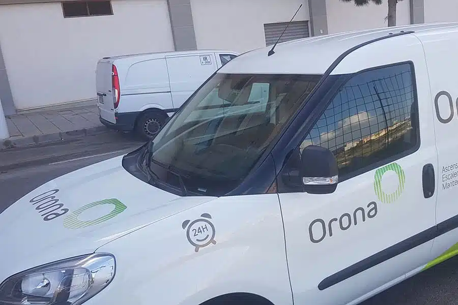 Capó y puerta de furgoneta con rotulación parcial