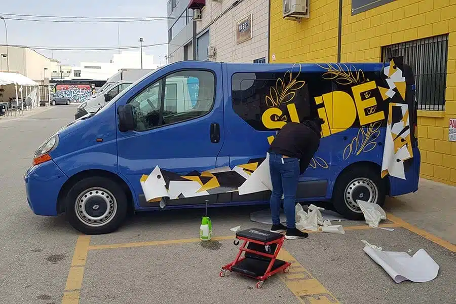 Furgoneta iniciando rotulación parcial