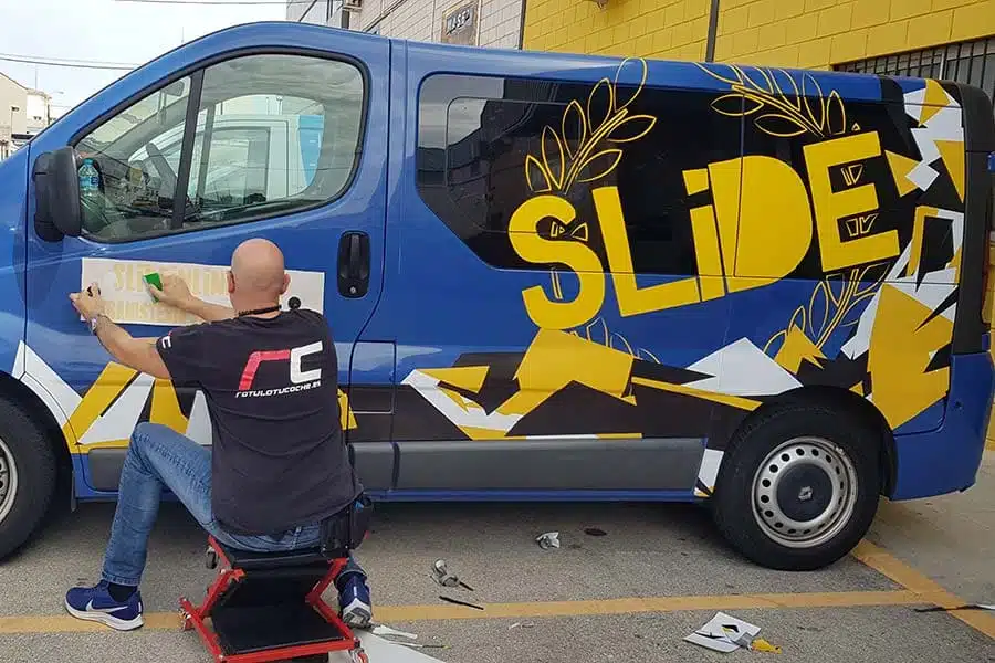 Trabajando en la rotulación parcial de furgoneta