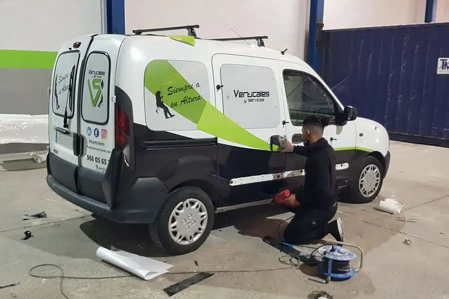 Haciendo la rotulación parcial en furgoneta