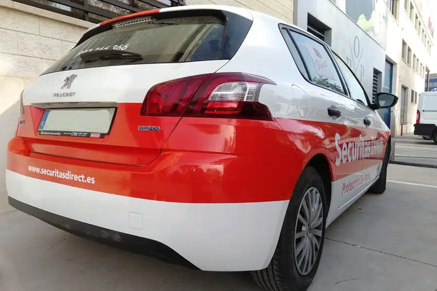 Rotulación parcial en coche detalle esquina paragolpes