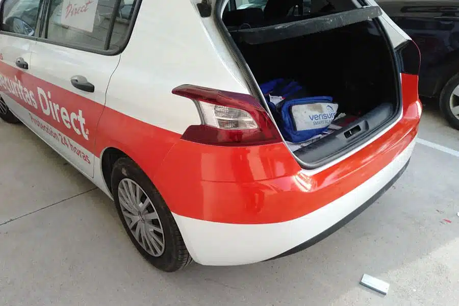 Rotulación parcial en coche detalle esquina izquierda paragolpes