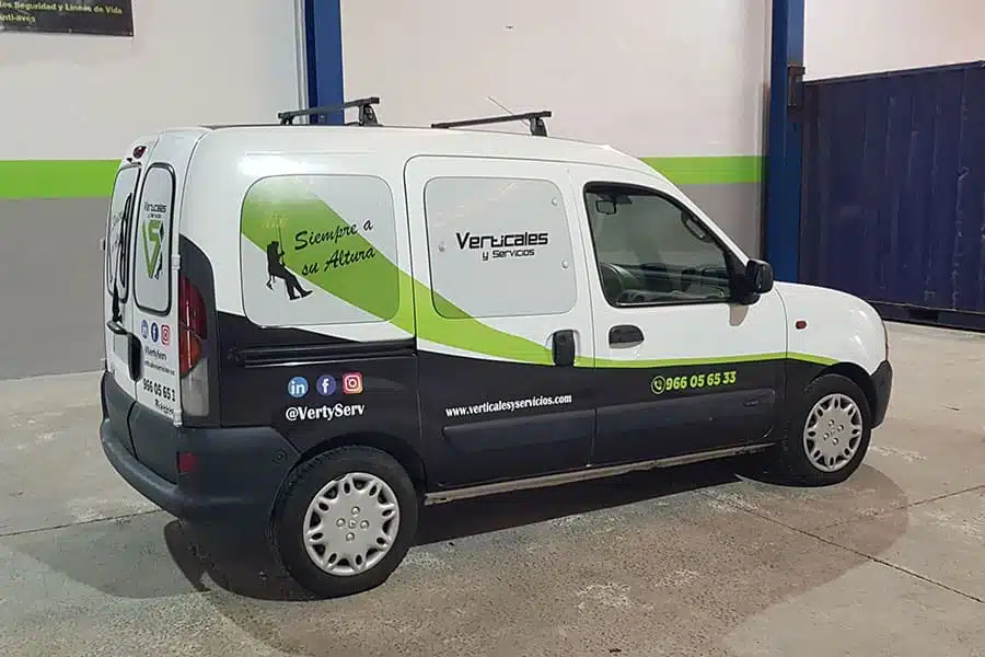 Furgoneta Verticales y Servicios con vinilo microperforado en lado derecho