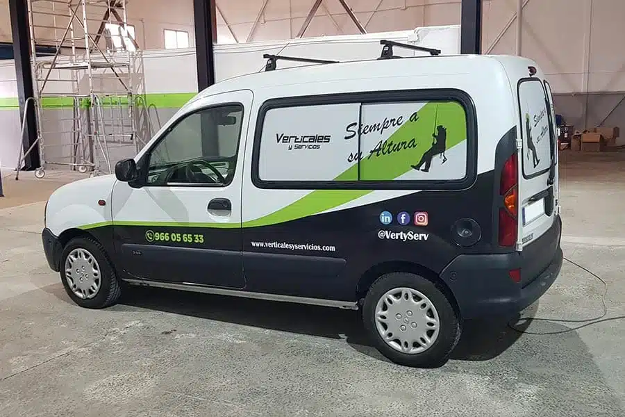 Furgoneta Verticales y Servicios con vinilo microperforado en lado izquierdo