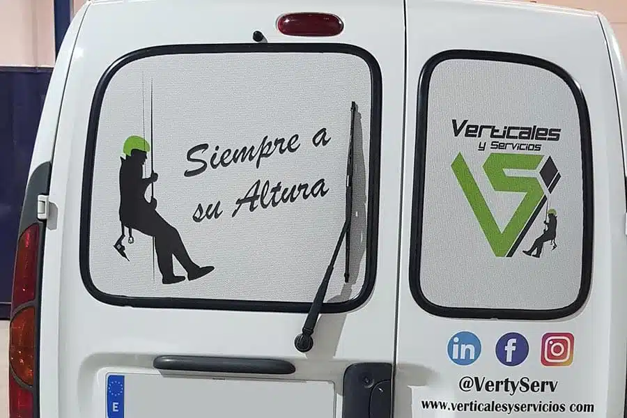 Furgoneta Verticales y Servicios con vinilo microperforado en parte y trasera