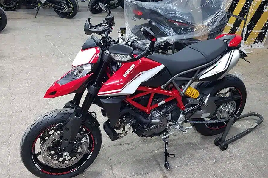 Vinilo en motocicleta vista lado izquierdo