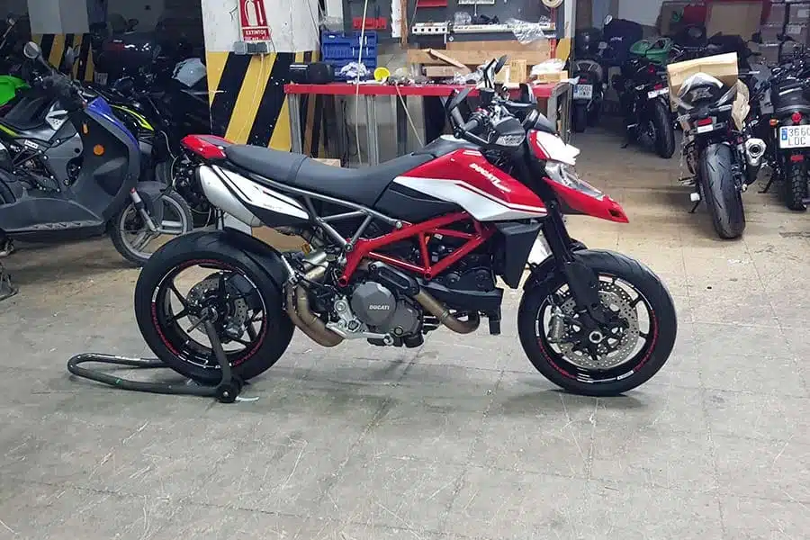 Vinilo en motocicleta vista lado derecho