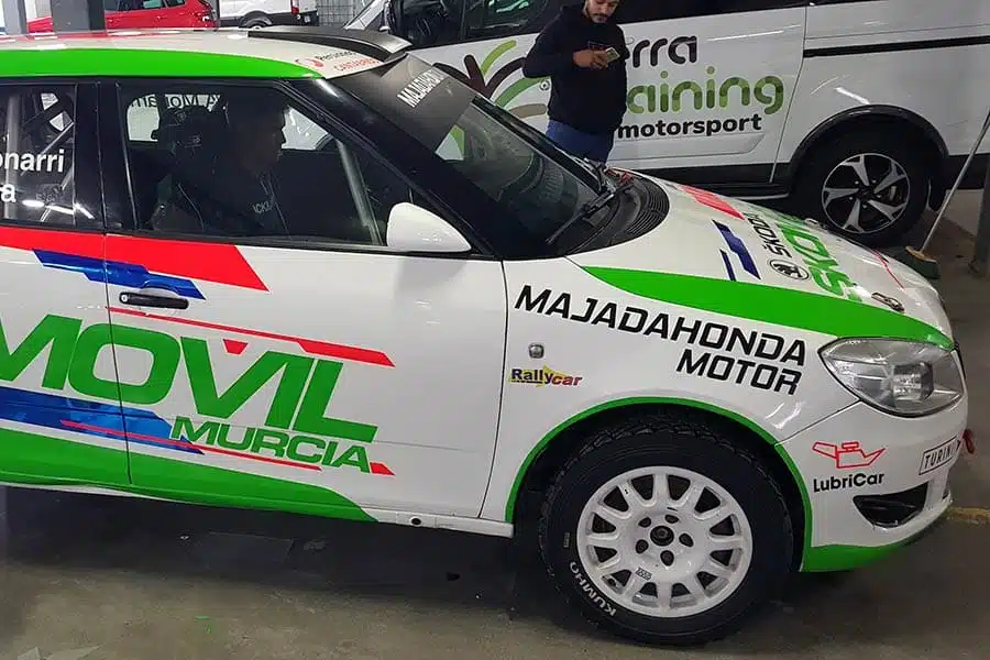 Rotulación coche rally en lateral derecho