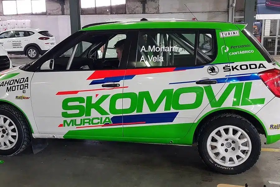 Coche de rally con rotulación en lateral izquierdo