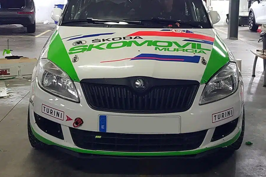 Rotulación de coche de rally parte delantera