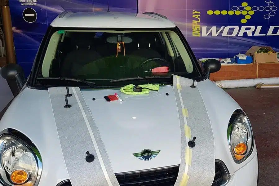 Hacer instalación de vinilo de corte en capó de Mini Cooper blanco