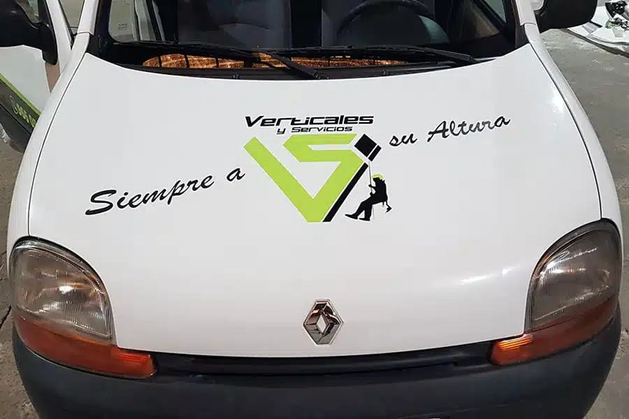 Instalación de vinilo de corte en capó de furgoneta de Verticales y Servicios