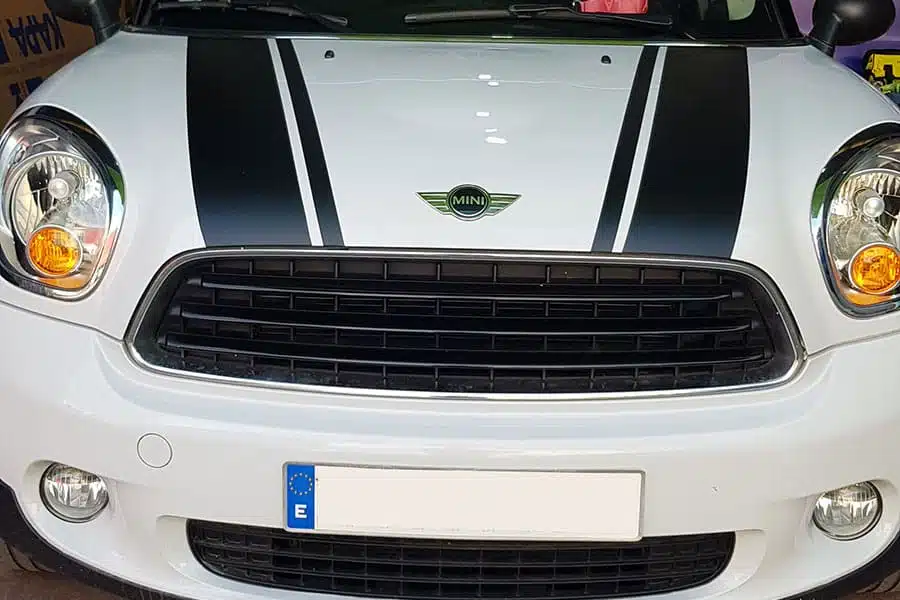 Instalación de vinilo de corte en capó de Mini Cooper blanco