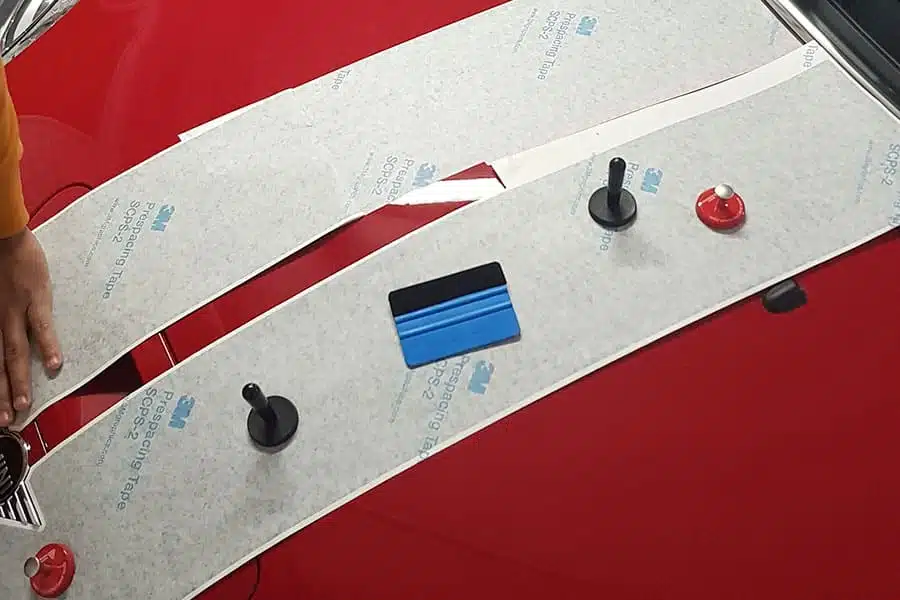 Instalación de vinilo de corte en capó de Mini Cooper rojo