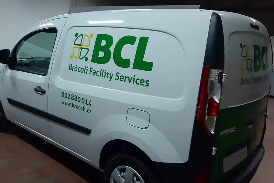 Instalación de vinilo de corte en furgoneta de BCL