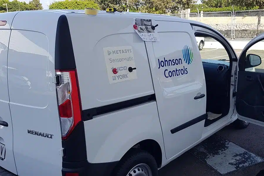 Instalación de vinilo de corte en furgoneta de Johnson Controls