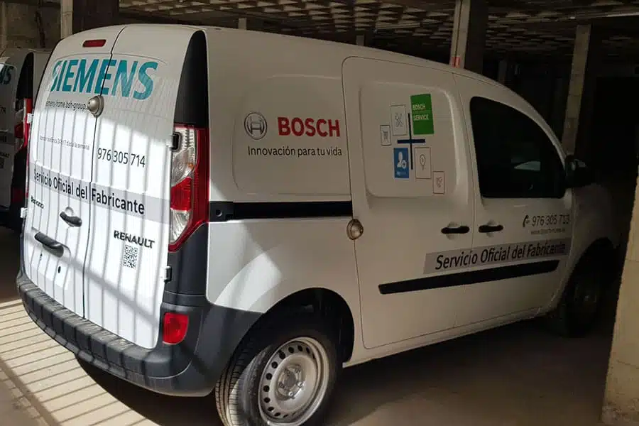 Instalación de vinilo de corte en furgoneta del servicio técnico de Bosch Siemens