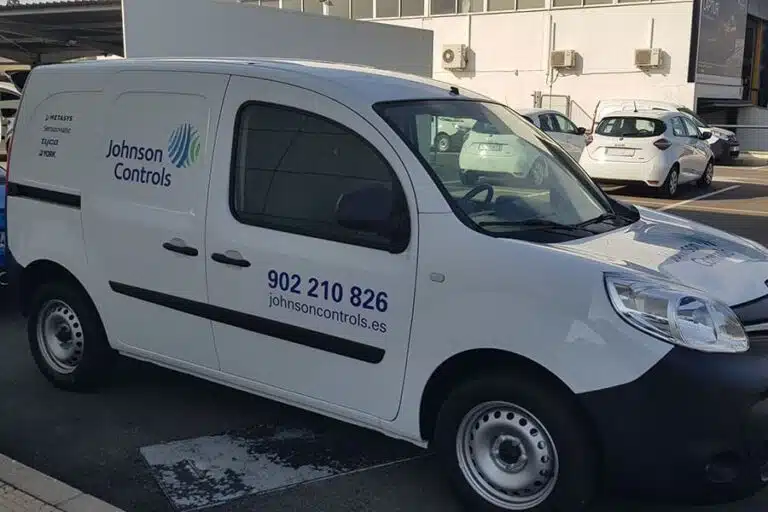 Instalación de vinilo de corte en lateral derecho de furgoneta de Johnson Controls