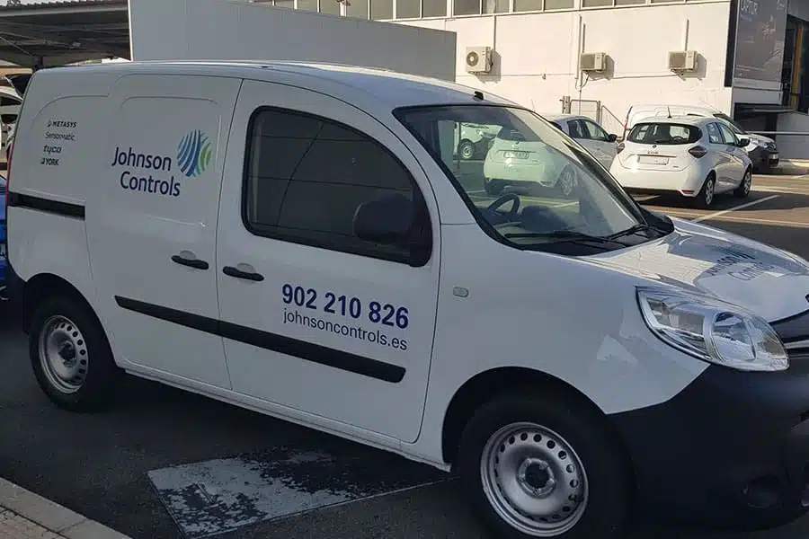 Instalación de vinilo de corte en lateral derecho de furgoneta de Johnson Controls