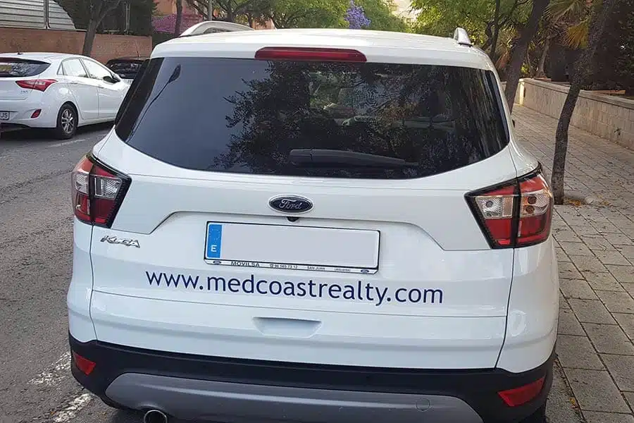 Instalación de vinilo de corte en puerta trasera de coche de Medcoastrealty