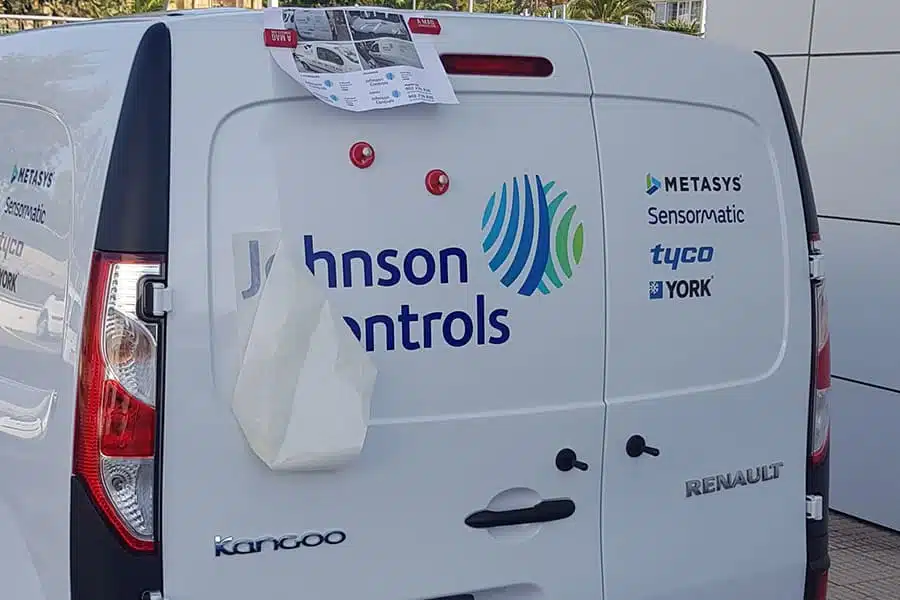 Instalación de vinilo de corte en puerta trasera de furgoneta de Johnson Controls