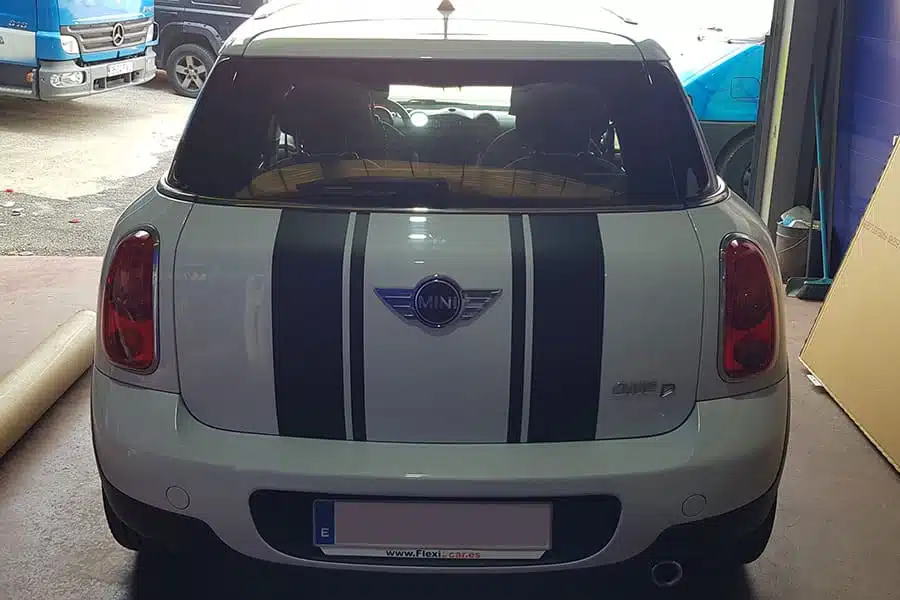 Instalación de vinilo de corte en puerta trasera de Mini Cooper blanco