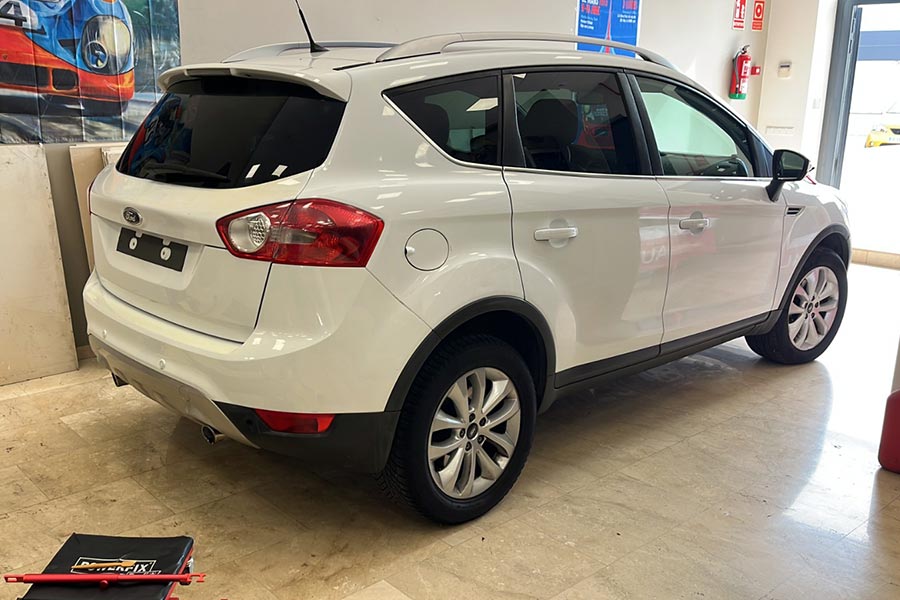 Coche desrotulado preparado para volver a vinilar