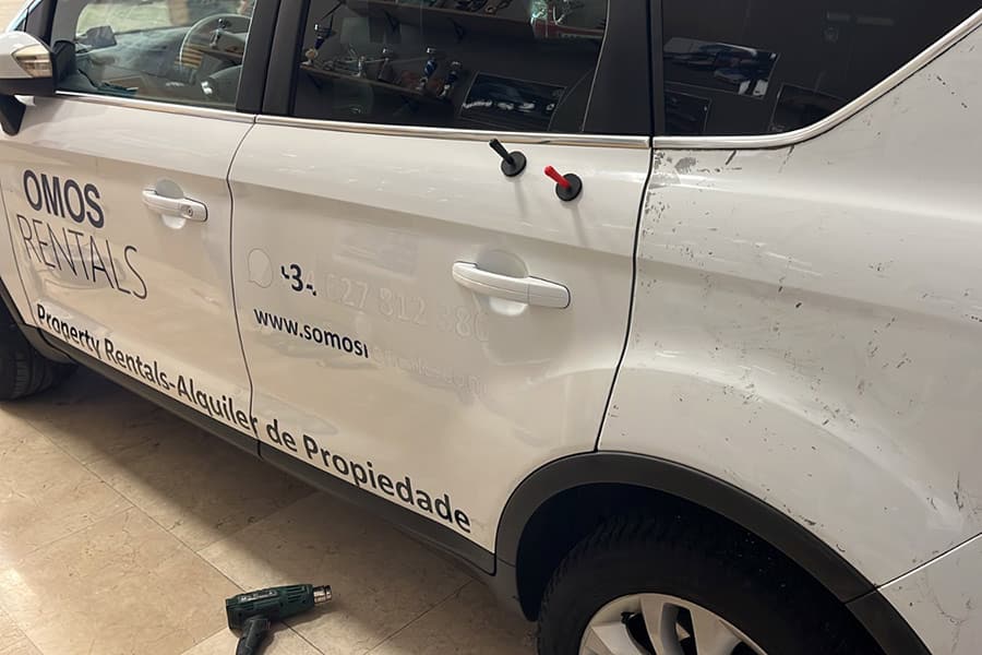 Proceso de quitar vinilo de un coche para colocar nuevo vinilo