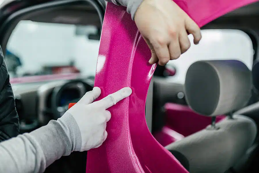 Cómo se aplica el wrapping en coches 4 Aplicando vinilo en la pilastra de un coche