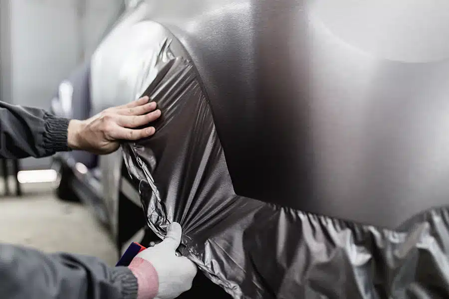 Cómo se aplica el wrapping en coches 2 Especialista instalando vinilo en un coche