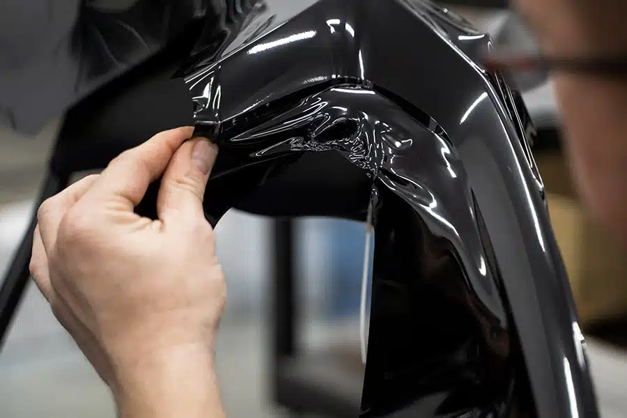 Cómo se aplica el wrapping en coches 5 Persona instalando vinilo