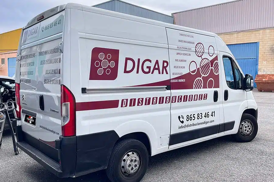 Furgón de Digar rotulado