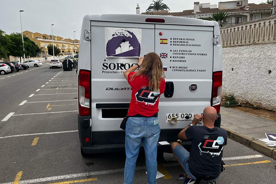 Instalando rótulos en Fiat Ducato de Soroca