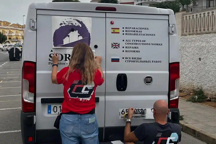 Instalando rótulos en Fiat Ducato de Soroca