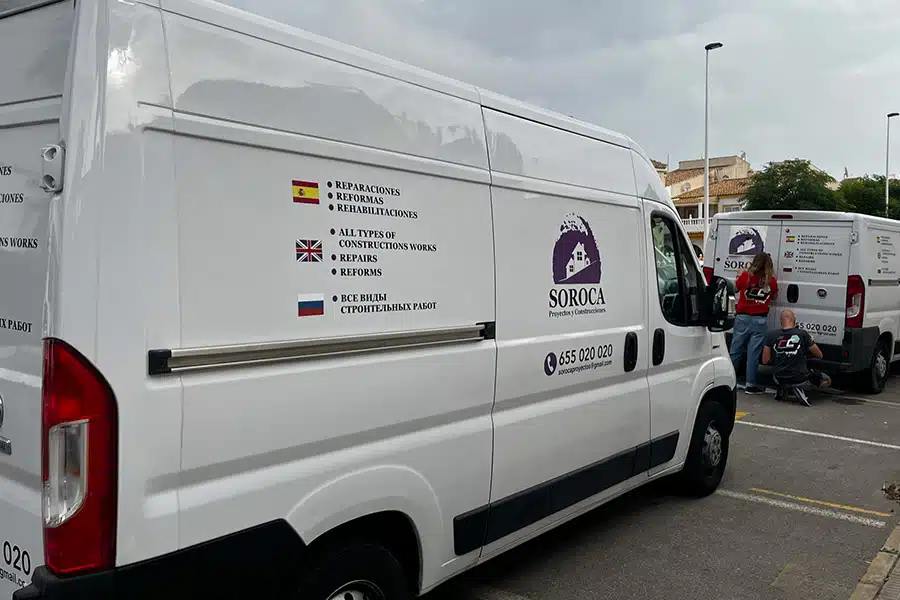 Instalando rótulos en Fiat Ducato de Soroca